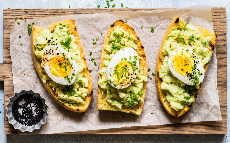 Pusryčių sumuštiniai su avokadais ir kiaušiniais