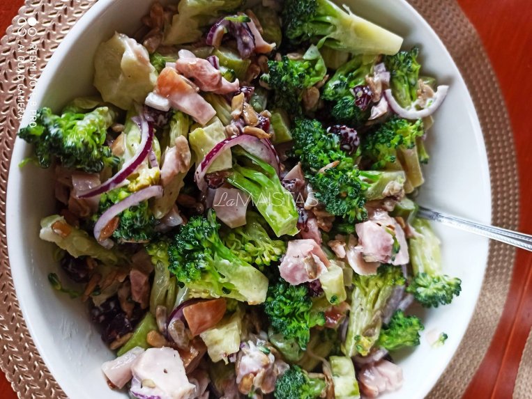 Brokolių ir smidrų salotos su vištiena