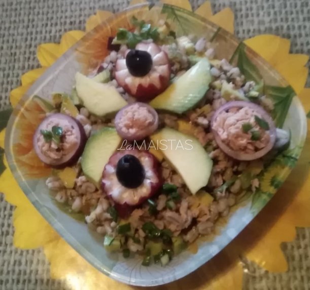 Tuno salotos su avokadu ir perlinėmis kruopomis