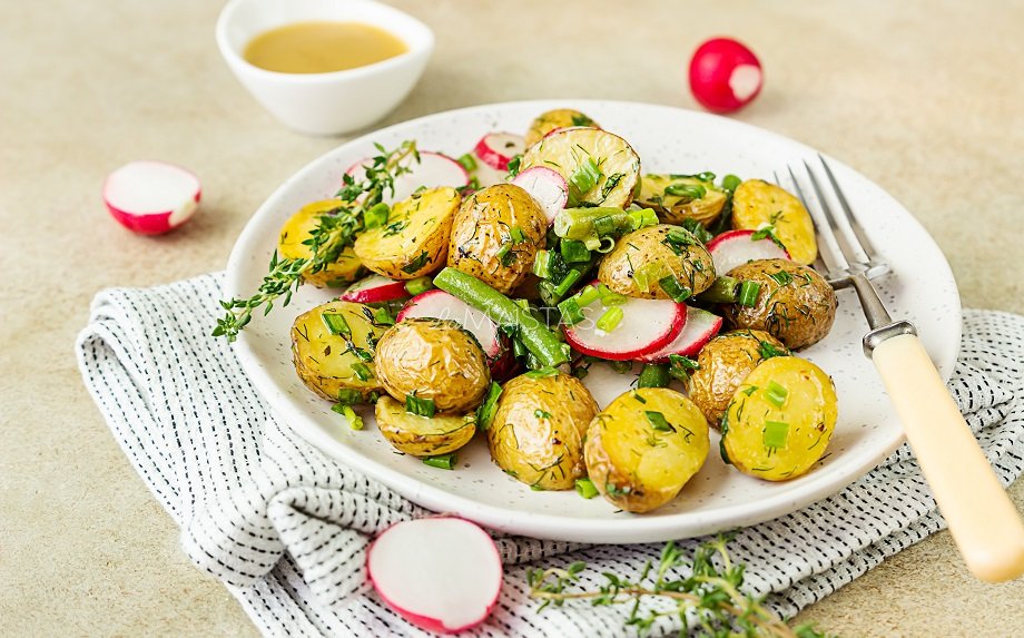 Vasariškos bulvyčių salotos su lengvu užpilu