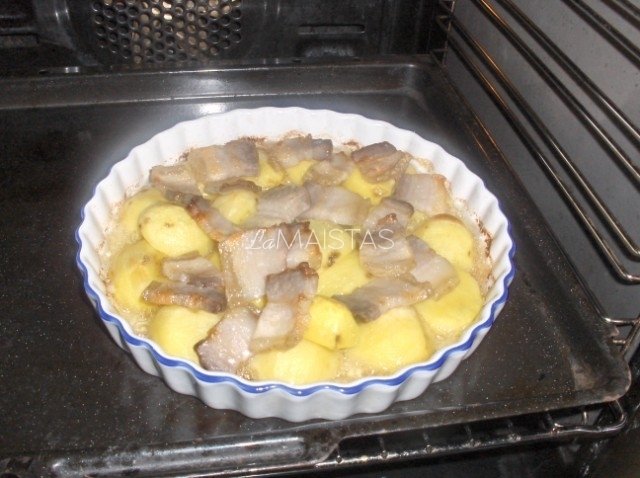 Orkaitėje keptos bulvės su lašinukais