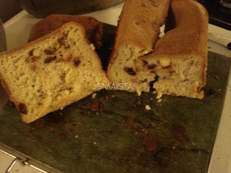 Saldi duonelė su razinomis ir riešutais