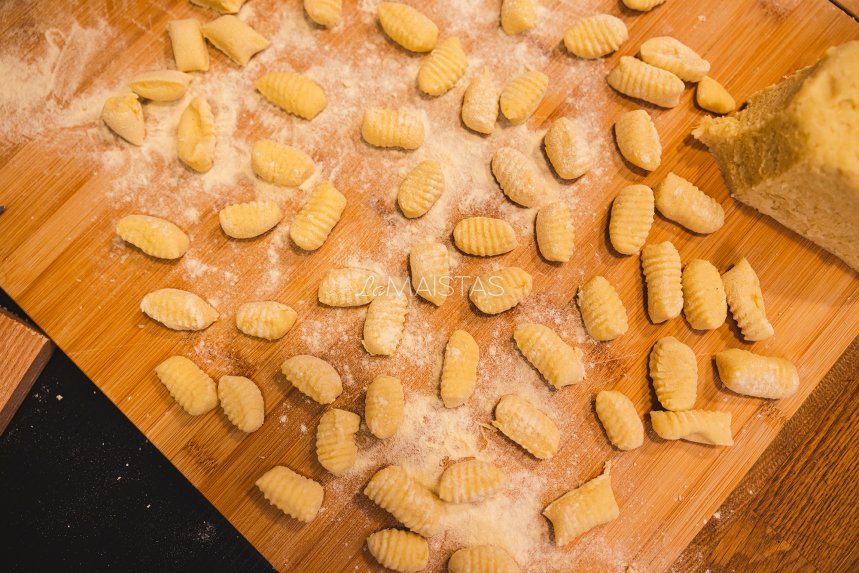 Purūs itališki bulvių virtinukai su keturių sūrių padažu