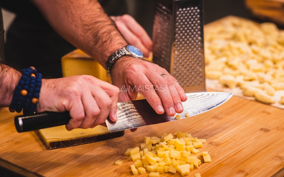 Purūs itališki bulvių virtinukai su keturių sūrių padažu