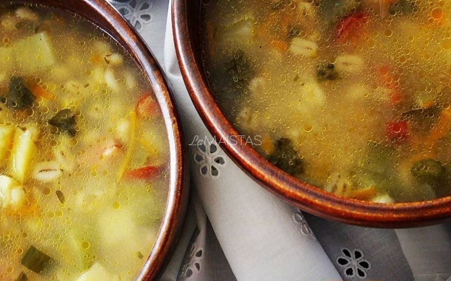 Nostalgiška perlinių kruopų sriuba su raugintais agurkais
