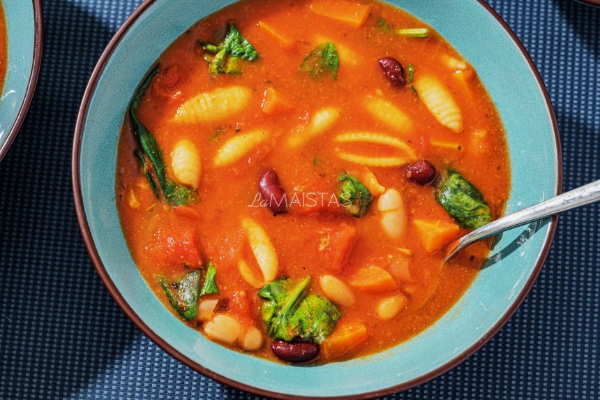 Pomidorinė sriuba su pupelėmis ir makaronais Minestrone