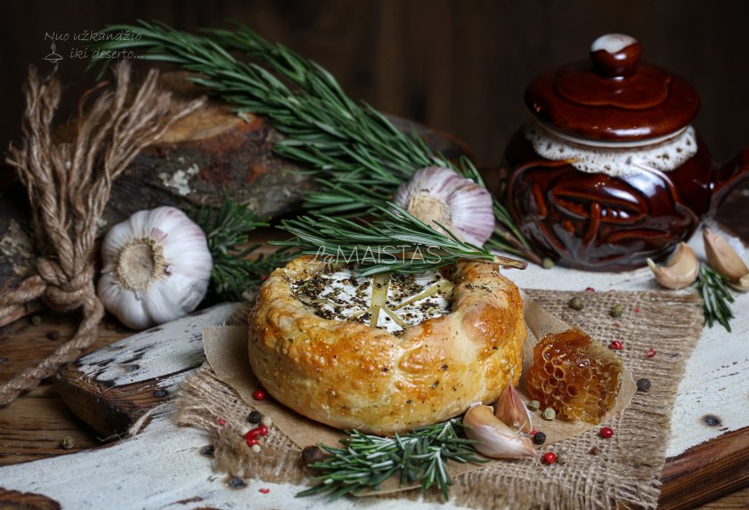 Keptas tešloje "Camembert" sūris su medumi ir pipirais