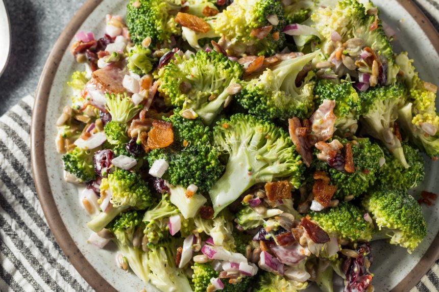 Greitos brokolių salotos su šonine
