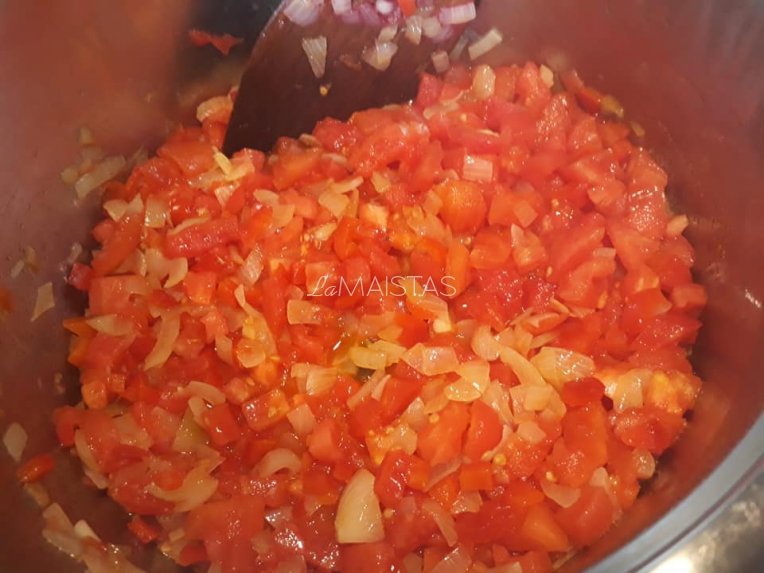 Burokėlių mišrainė su pomidorais ir paprikomis
