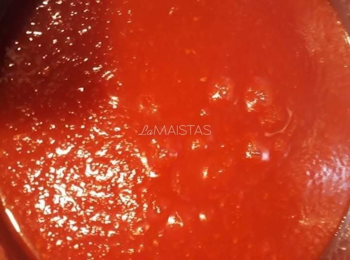 Naminis pomidorų padažas su svogūnais žiemai