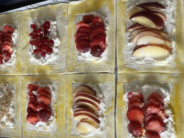 Sluoksniuotos tešlos pyragėliai su vaisiais