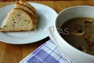 Trinta pievagrybių sriuba su kepta šonine arba maistas sielai