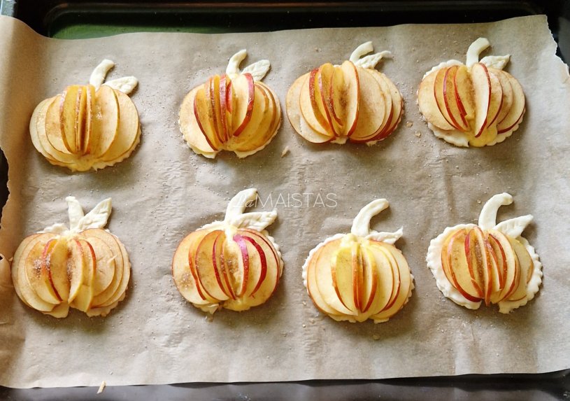 Sluoksniuotos tešlos sausainiai su obuoliais