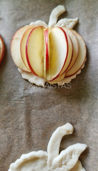Sluoksniuotos tešlos sausainiai su obuoliais