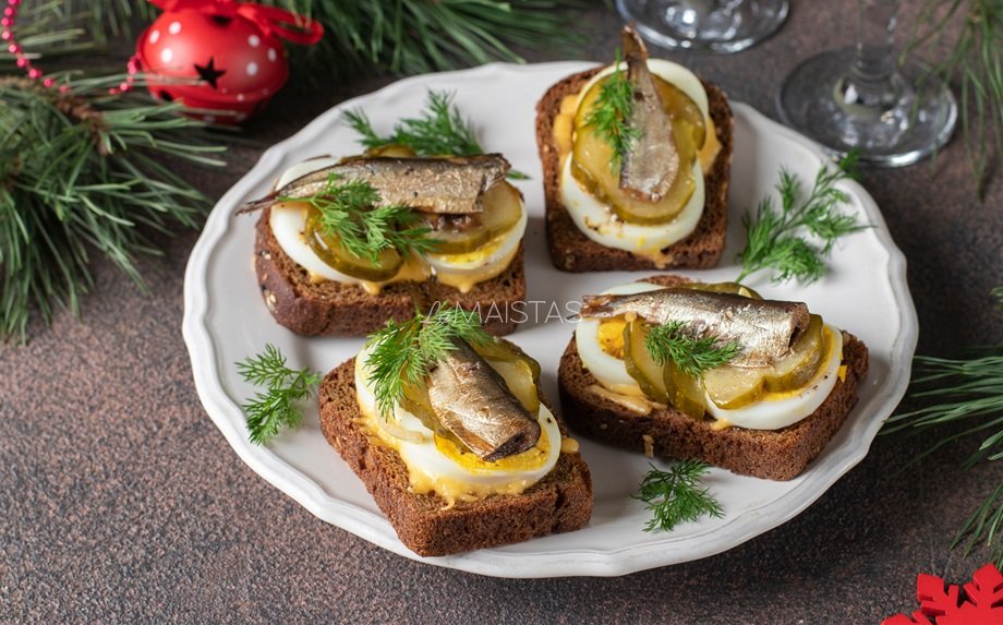 Greiti sumuštiniai su kiaušiniais ir šprotais