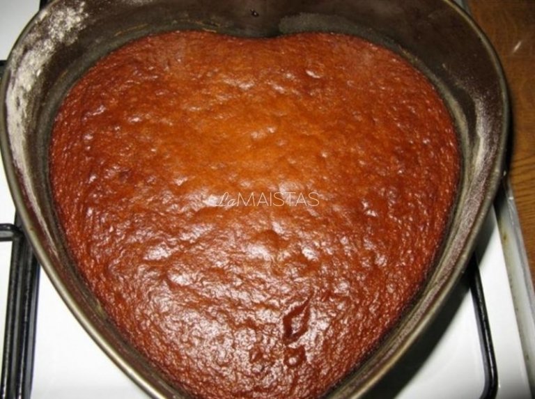 Biskvitinis pyragas "Širdelė"