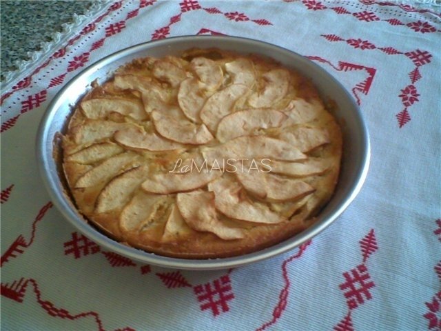 Pyragas su obuolių danga