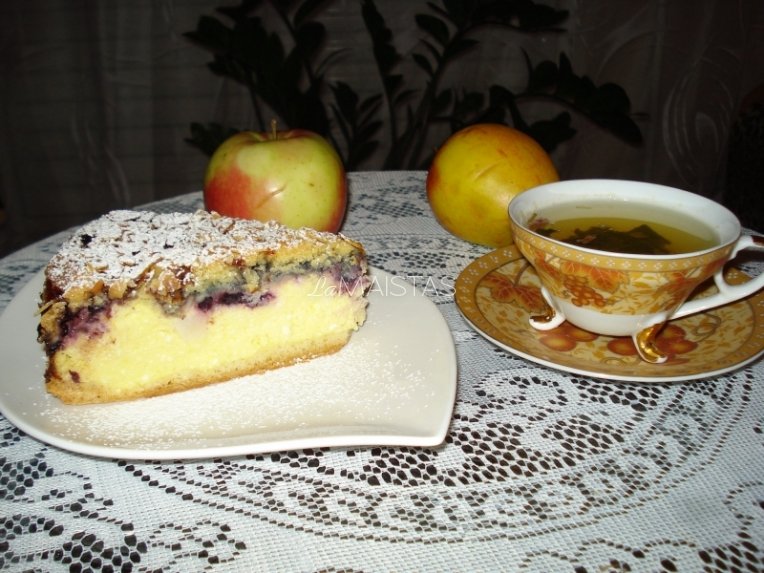 Varškės pyragas su mėlynių uogiene ir obuoliais