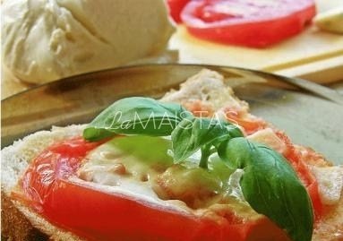 Lengvi sumuštinukai su pomidorais ir mocarela sūriu