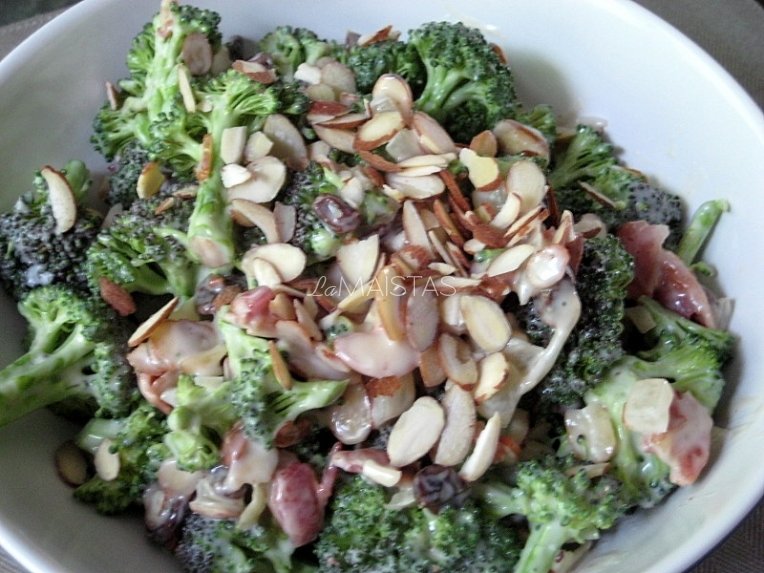 Brokolių salotos su riešutais