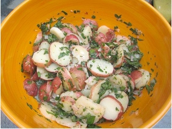Virtų bulvių ir šparagų salotos