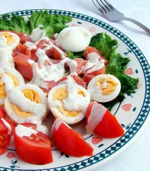 Lašišos salotos su kiaušiniais