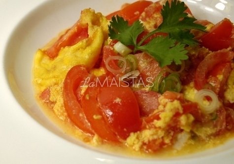 Kepti kiaušiniai su pomidorais
