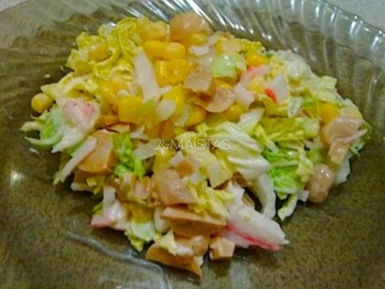 Kopūstų salotos su krabų lazdelėmis