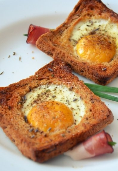 Karšti sumuštiniai su kiaušiniais ir kumpiu