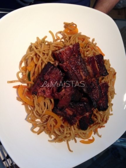 Kiniška sojos ir medaus kiauliena su spageti