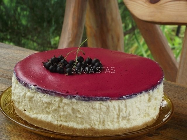 Nekeptas maskarponės sūrio tortas su baltuoju šokoladu ir uogų putėsiais