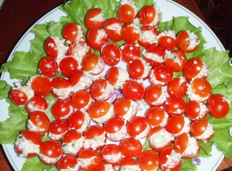Pomidorai įdaryti krabų lazdelėmis