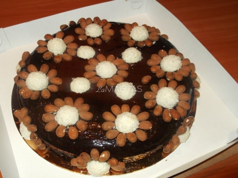 Šokoladinis pyragas su migdolais