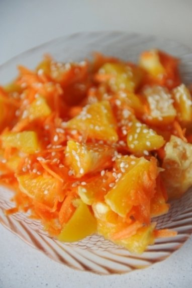 Morkų, apelsinų ir persikų salotos