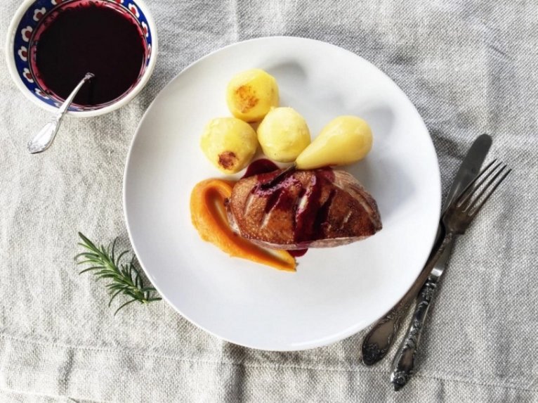 Vyšnių ir raudonojo vyno padažas mėsai