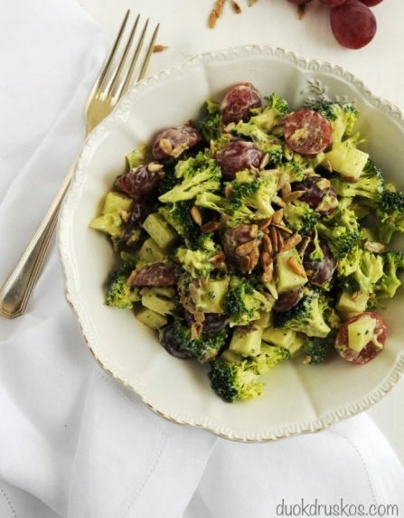 Skaniosios brokolių salotos su vynuogėmis