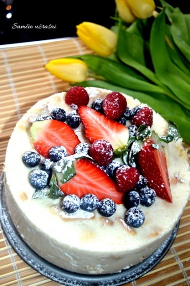 Gaivus jogurtinis tortukas su vaisiais ir uogomis