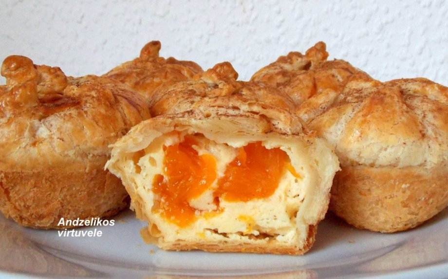 Lengvi sluoksniuotos tešlos pyragėliai su mandarinais