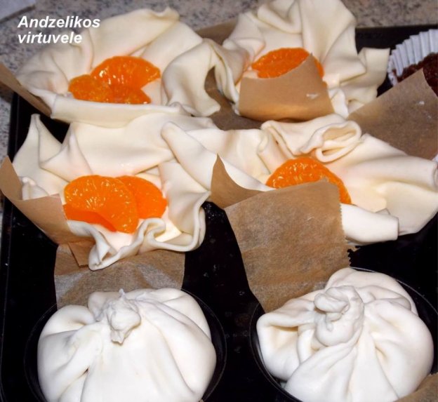 Lengvi sluoksniuotos tešlos pyragėliai su mandarinais