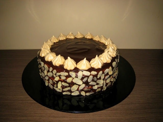 Nuostabus karamelinis - šokoladinis - morenginis tortas