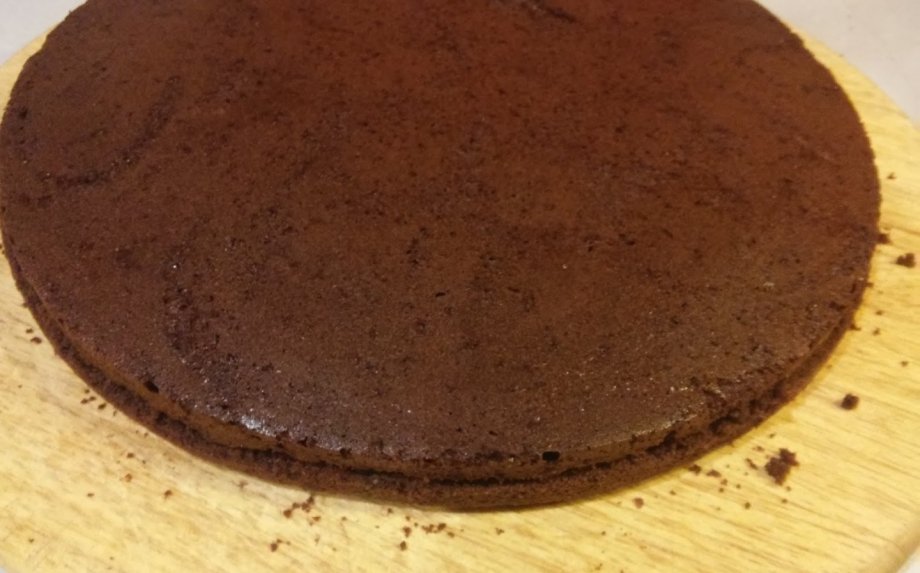 Kavos biskvito tortas su karameliniu kremu