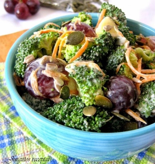 Gaivios brokolių salotos su vynuogėmis