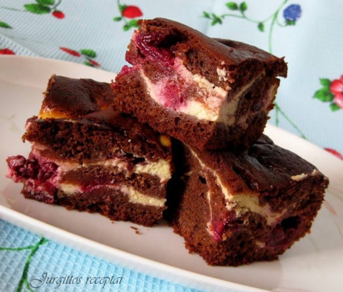 Šokoladinis pyragas su varške ir vyšniomis