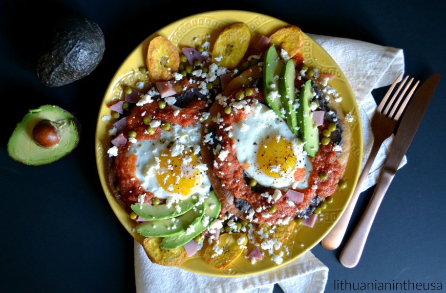 Huevos Motuleños – meksikietiškas pusryčių patiekalas