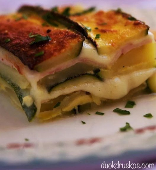 Itališkas cukinijų ir bulvių apkepas su kumpiu ir mocarela sūriu