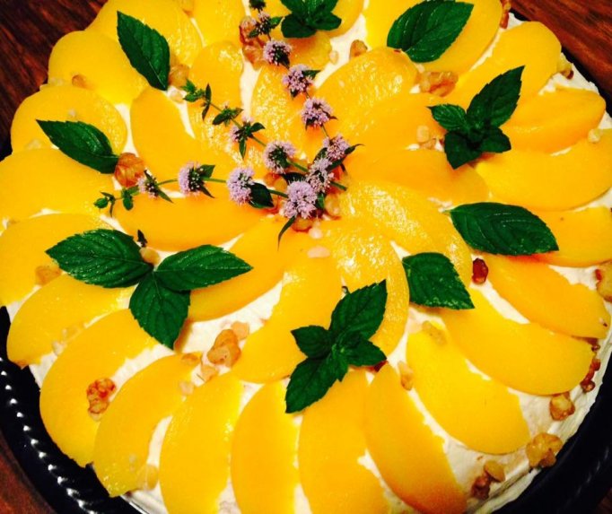 Karamelinis maskarponės sūrio tortas su konservuotais persikais