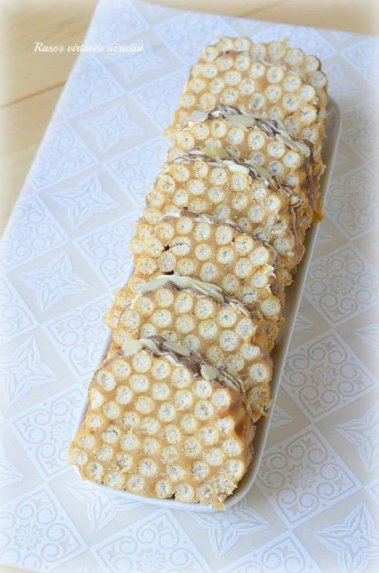 Duonos lazdelių pyragas su Karvutės saldainiais