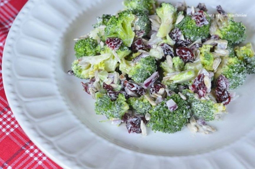 Brokolių salotos su džiovintomis spanguolėmis ir saulėgrąžomis