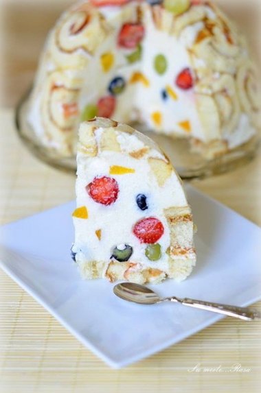 Nekeptas jogurtinis tortas su uogomis ir vaisiais