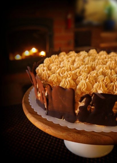 Šokoladinis karamelinis maskarponės tortas su vyšniomis